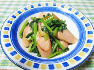 小松菜と魚肉ソーセージ炒め